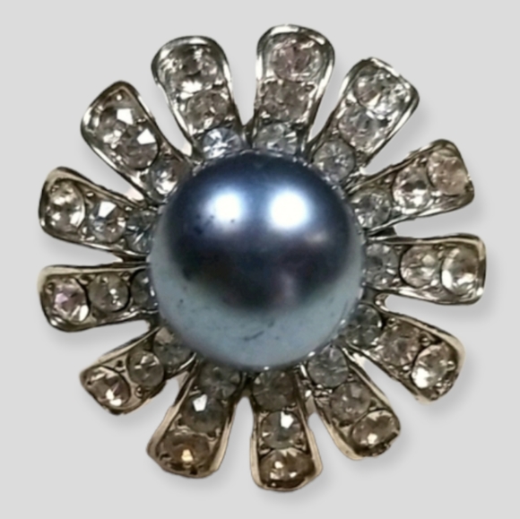 Vintage Faux Pearl and Rhinestone Flower Ring SZ 6 - Picture 6 of 16